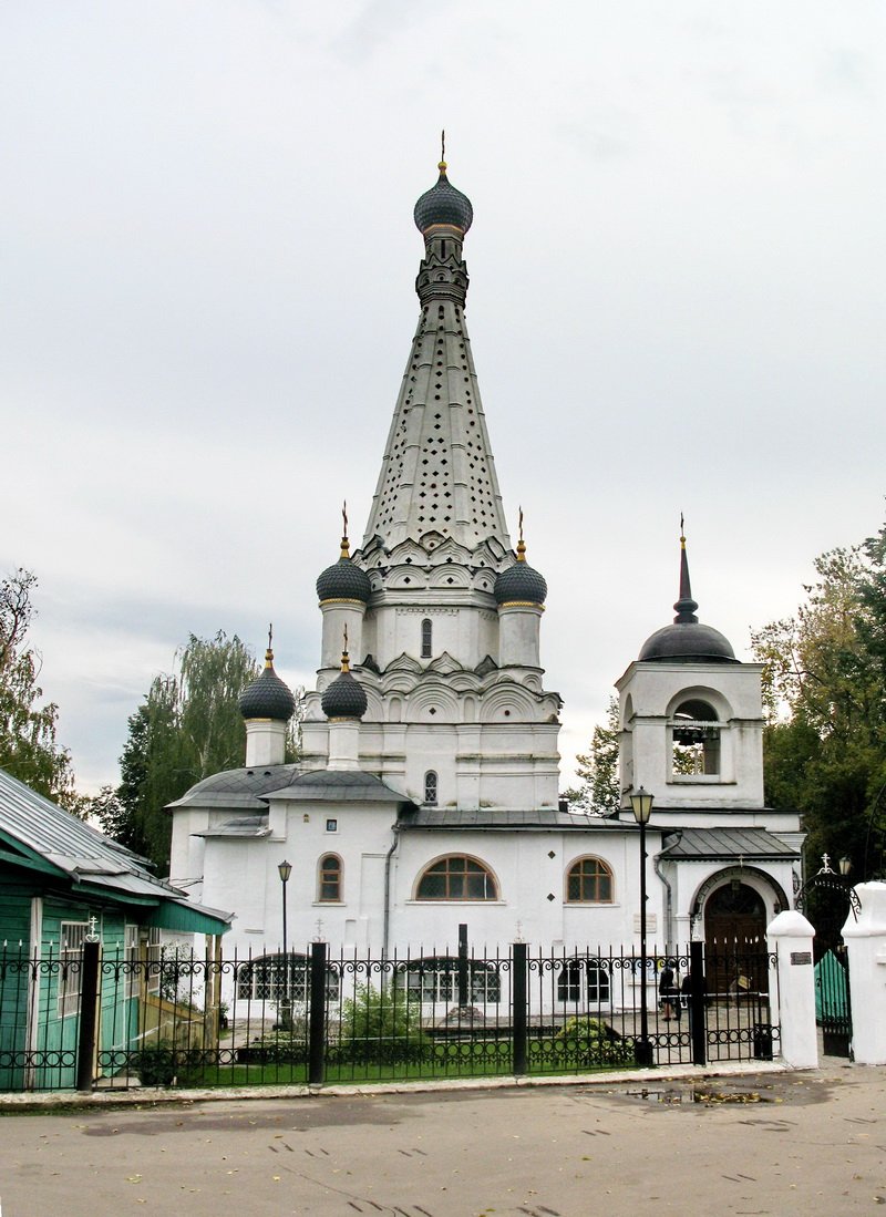 Храм на заповедной улице. Церковь Покрова в Медведкове. Покровская Церковь в Медведково. Храм в Медведково Покрова Богородицы. Медведково Церковь Покрова Божией матери.