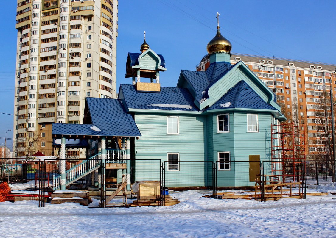 Церковь жен. Храм святых жен мироносиц в Марьино. Храм жен мироносиц в Москве. Церковь в Дюссельдорфском парке. Храм жен-мироносиц в Дюссельдорфском парке в Москве.