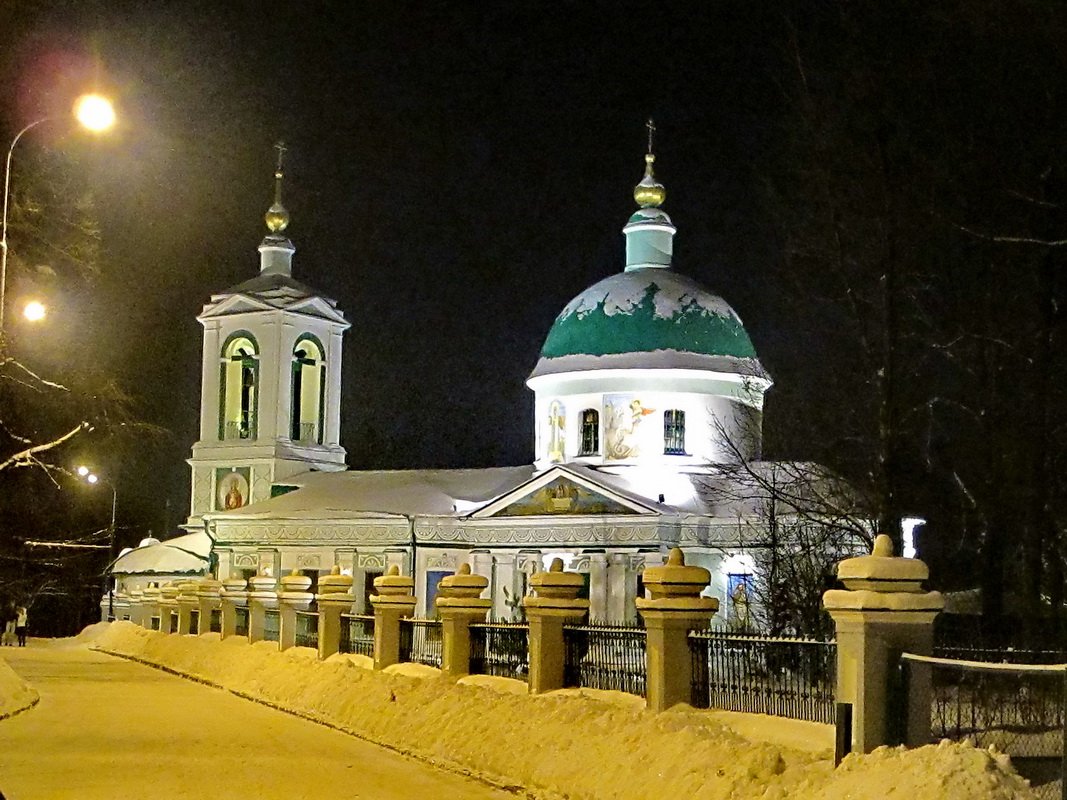 Высоково нижний новгород. Церковь Троицы Живоначальной в Высоково. Храм Живоначальной Троицы Нижний Новгород Высоково. Воробьёвы горы Троицкая Церковь вечером. Живоначальной Троицы ночью Москва Воробьевы горы.