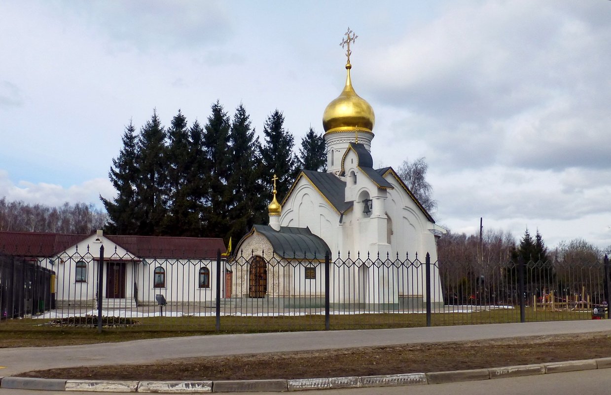 Храм уара. Храм мученика Уара. Машкинское кладбище Церковь Уара мученика. Храм Святого мученика Уара египетского Химки. Церковь Машкинское шоссе.