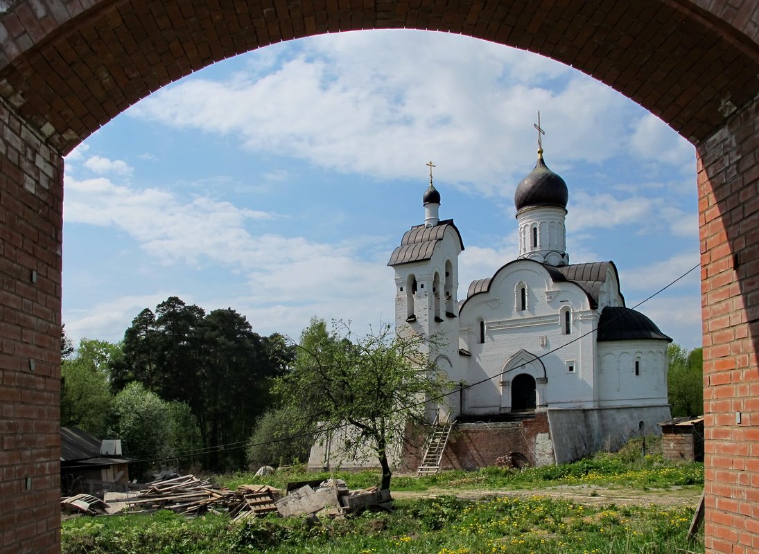 Храм Воскресения Христова Подмосковье территория