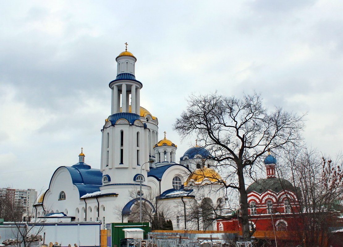 Храм в бибирево. Храм метро Бибирево. Храм в Бибирево зимой. Храм собора московских святых в Бибиреве архитектура.