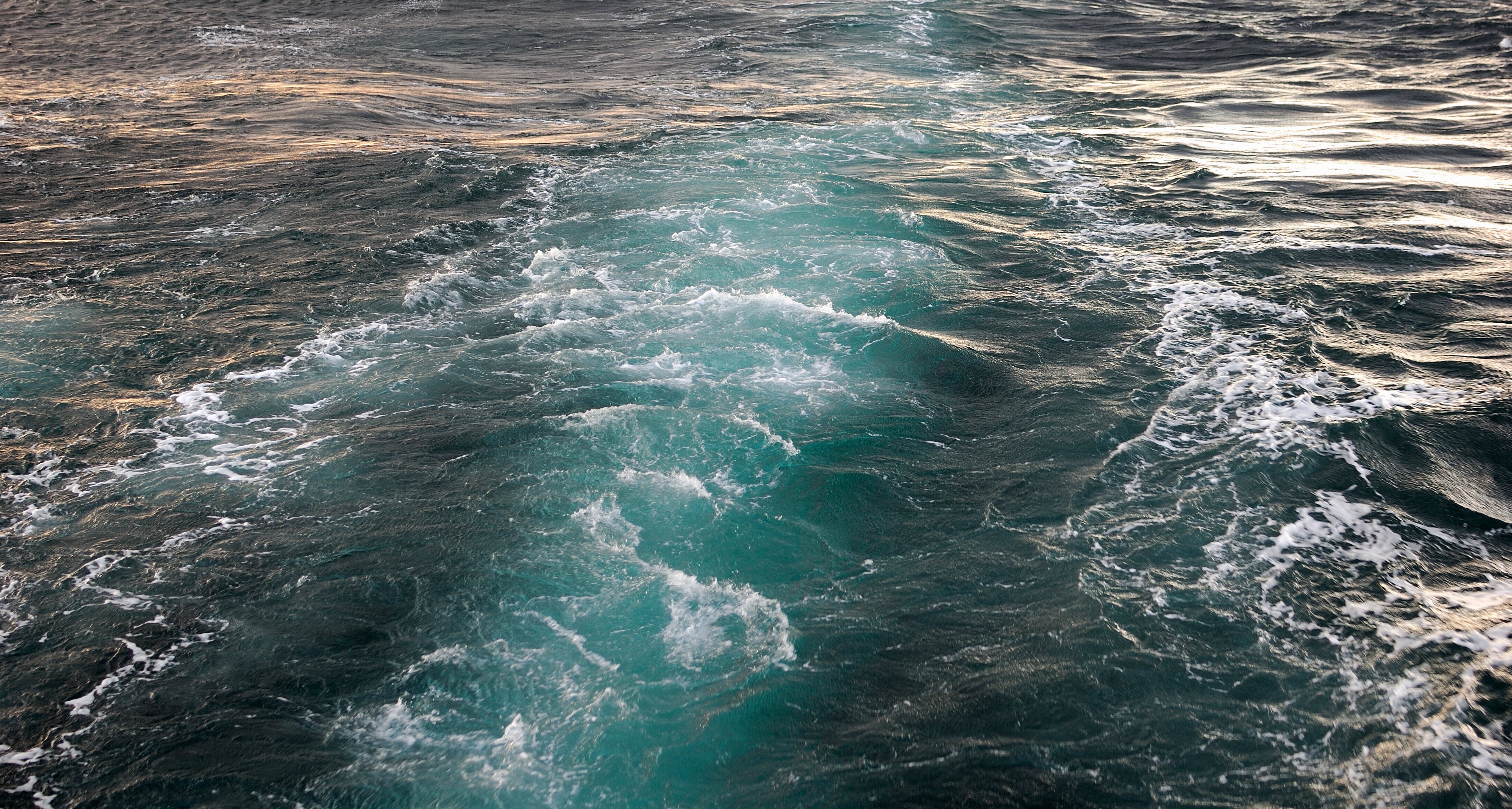 Черное море вода в мае. Черное море вода. Черное море без воды. Черное море фото воды. Чёрное море без воды фото.