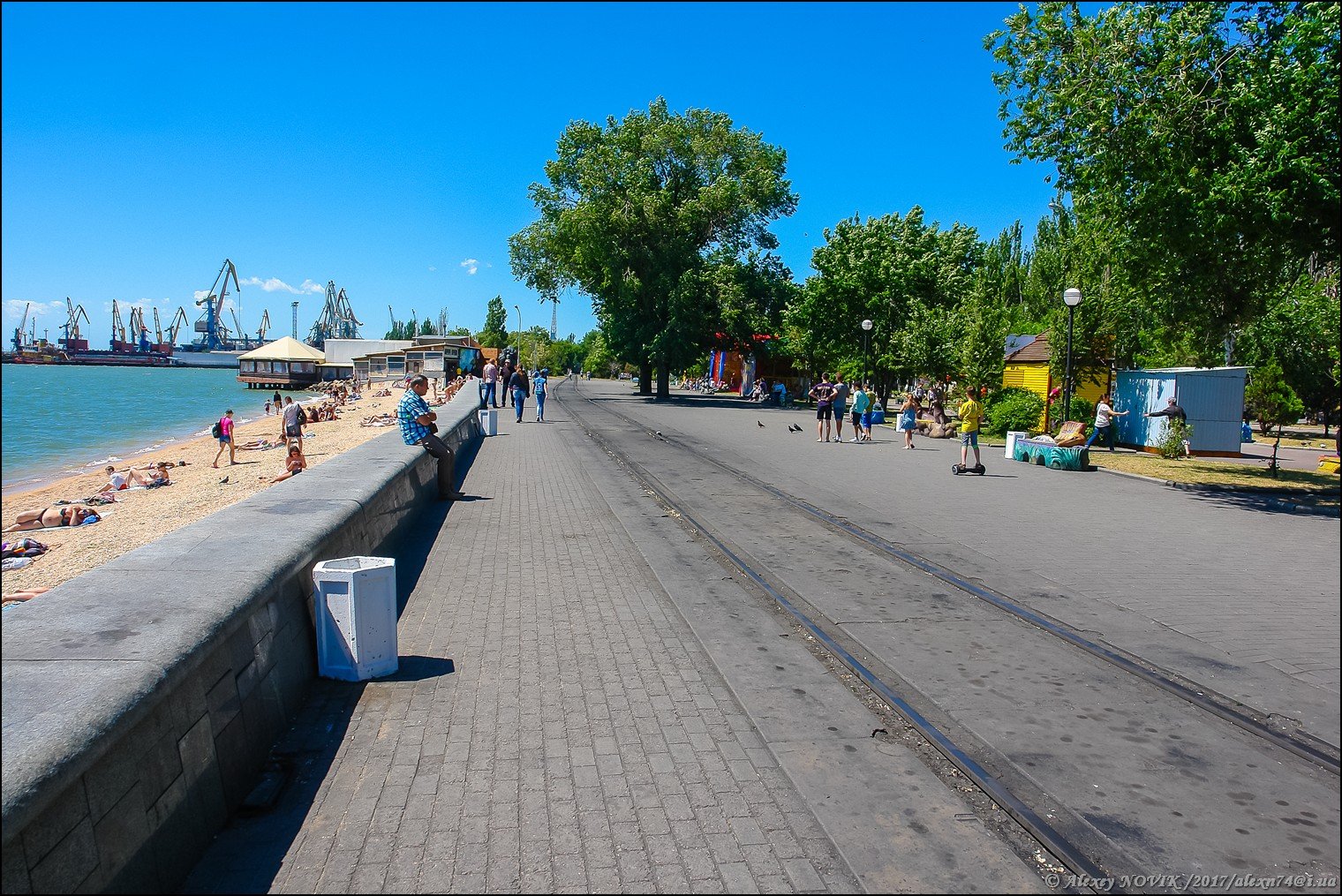 Бердянск море недорого. Бердянск набережная. Набережная Бердянск 2000. Пляж Бердянск набережная.