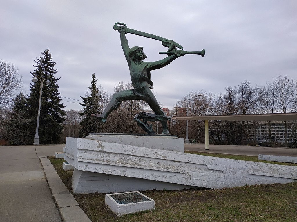 памятник мальчишу кибальчишу. памятник мальчишу-кибальчишу в москве. памятник мальчишу-кибальчишу в москве. автор скульптуры мальчиша кибальчиша. памятник на воробьевых горах.