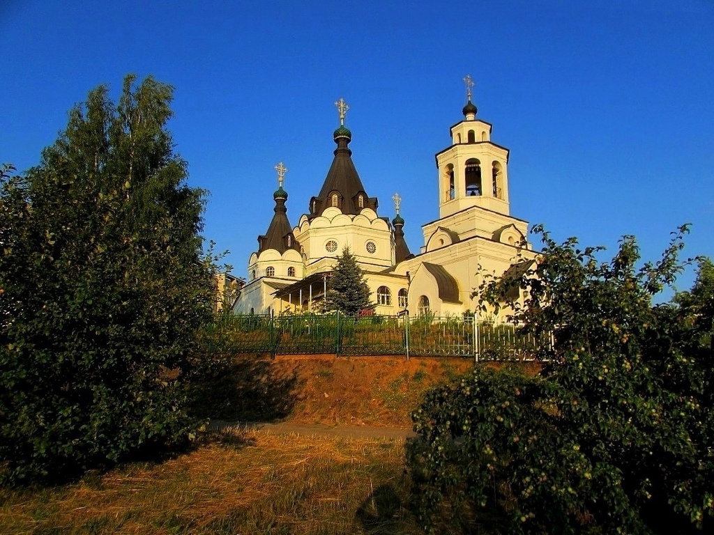 Свято тихоновский кострома. Свято-Тихоновский храм Кострома. Церковь на закате Кострома. Новый храм в Костроме.