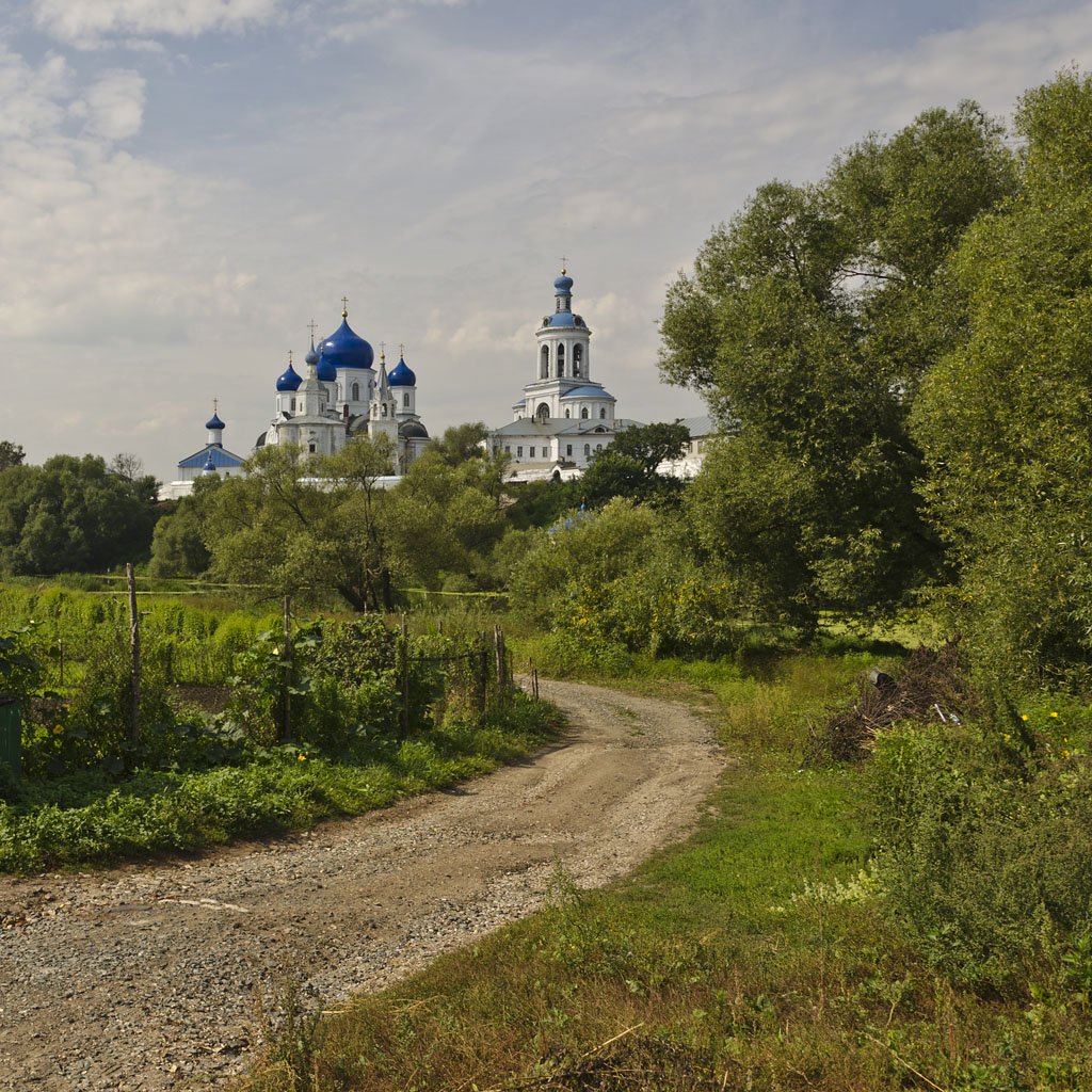 Под монастырь. Дорога в монастырь. Новорусский монастырь дорога. Путь в монастырь. По дороге в монастырь.