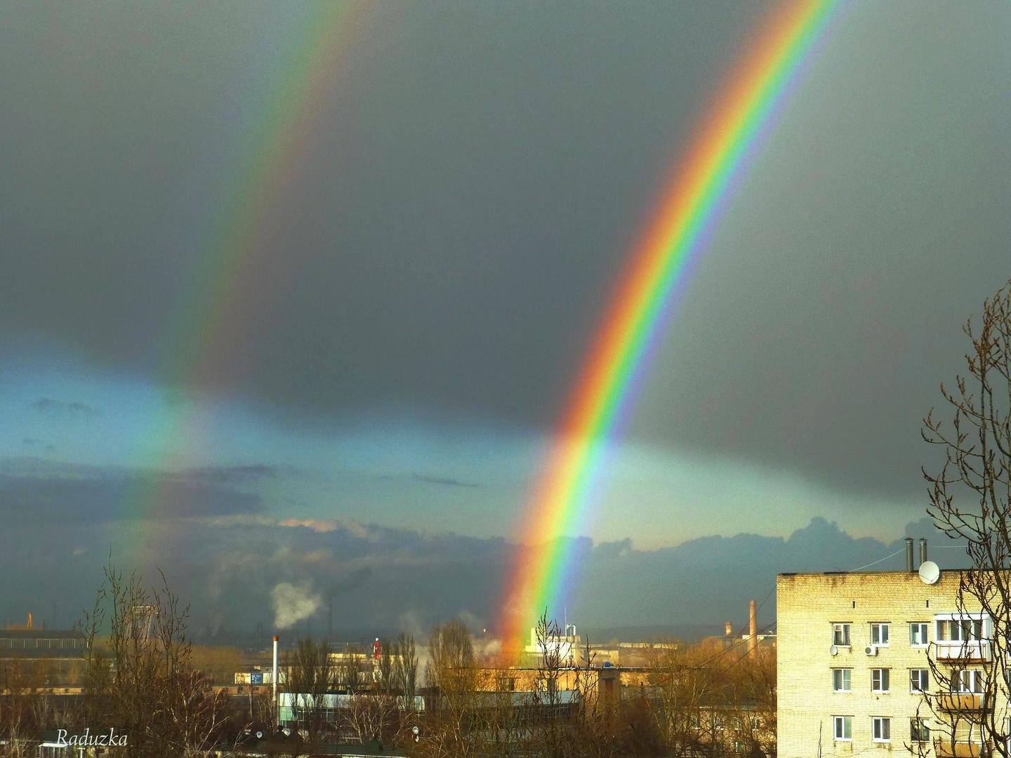 Фото радуги в городе