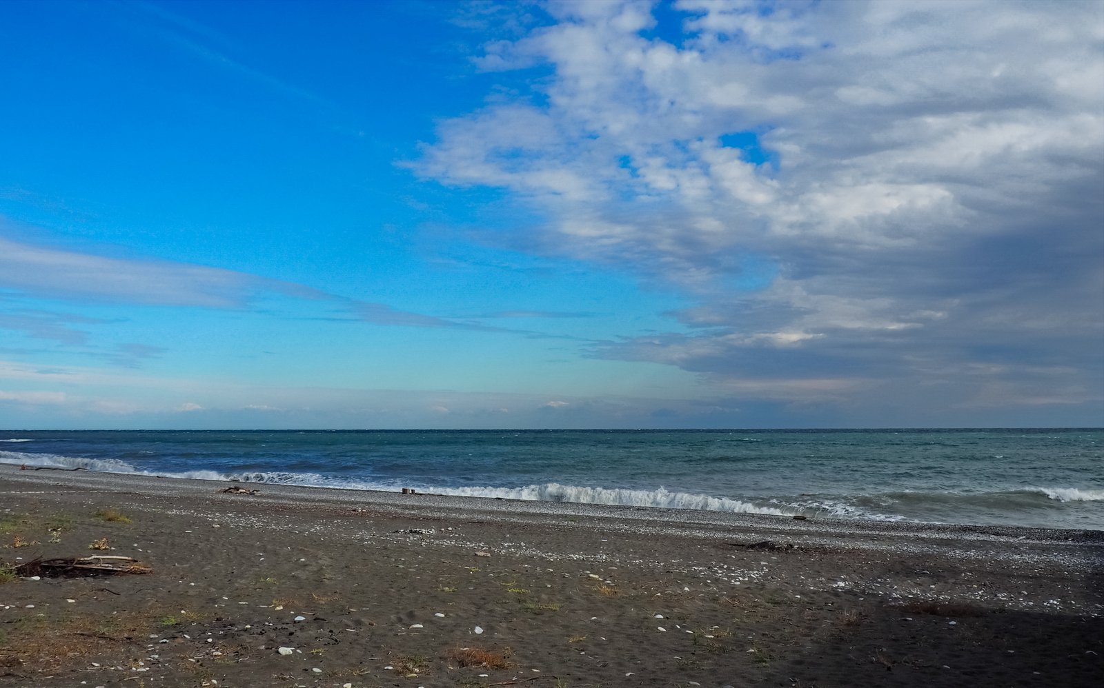 Сентябрь море. Черное море в сентябре фото. Море в Махачкале в сентябре.