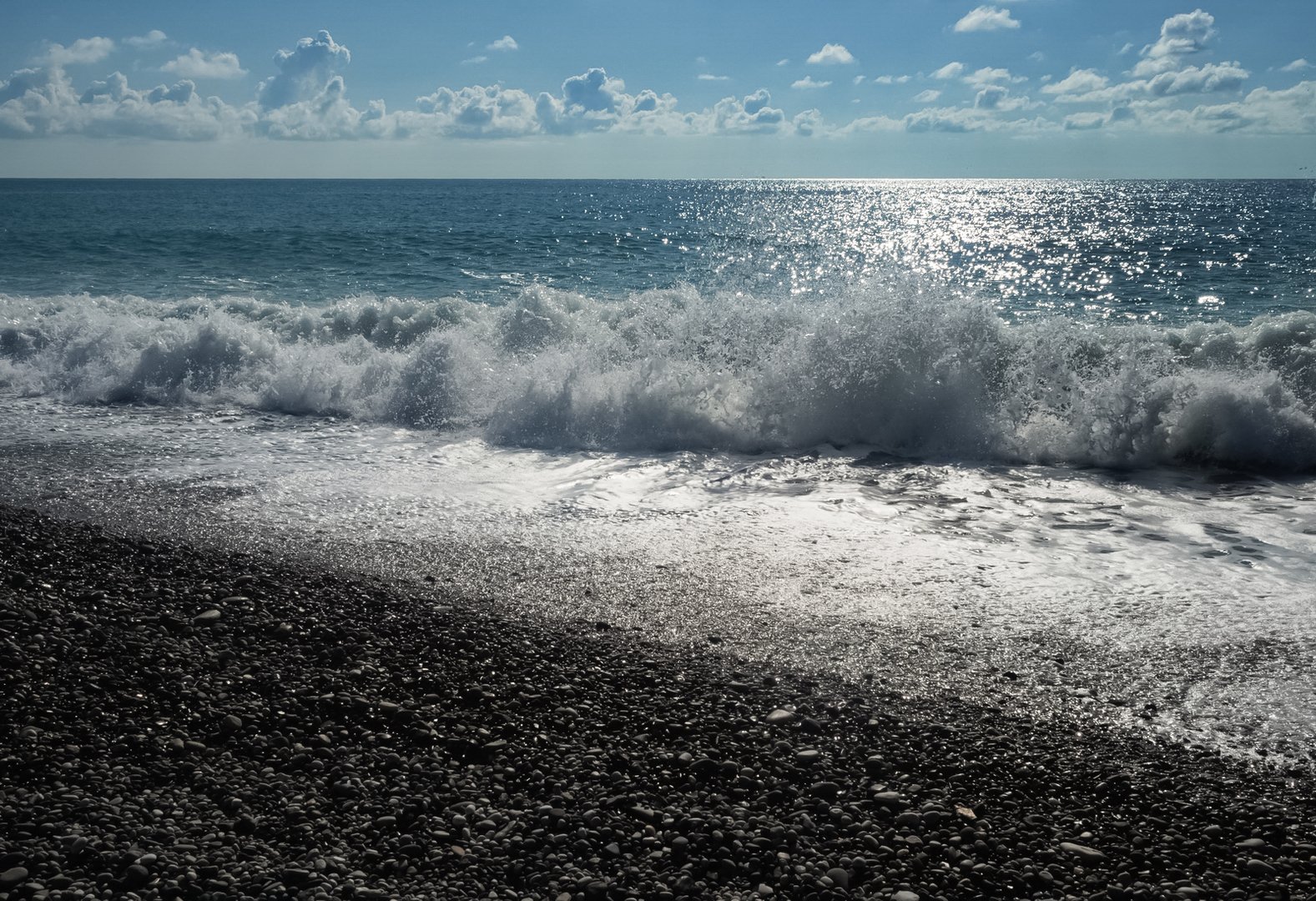 Вода в море абхазия в июне. Черное море Абхазия. Море Абхазия Прибой. Море в Абхазии сейчас. Солнечный день на черном море.