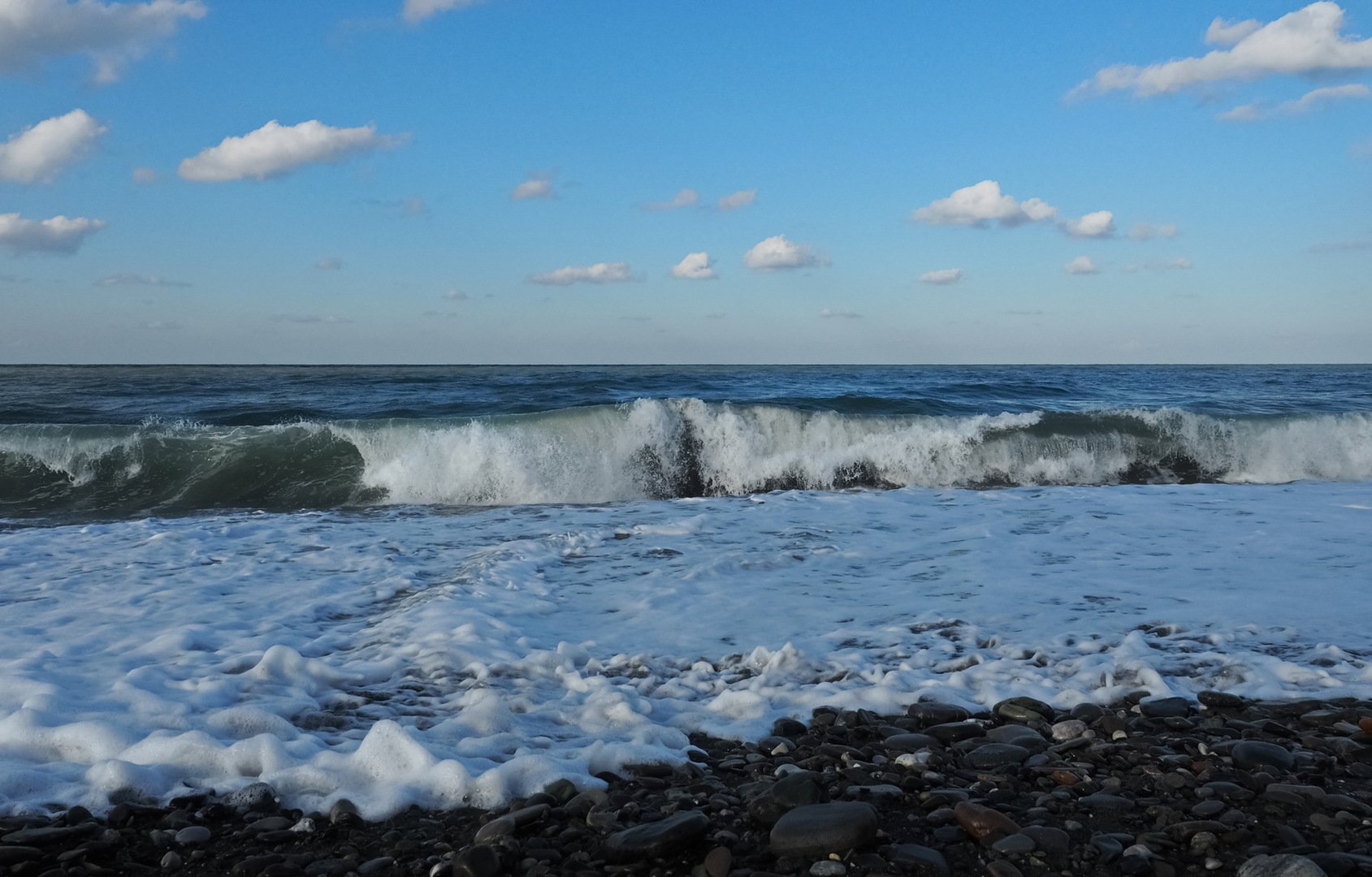 Волна с волною спорит. Умеренный ветер на море. Легкий ветер на море. Море и легкий ветерок. У прибоя Адлер.