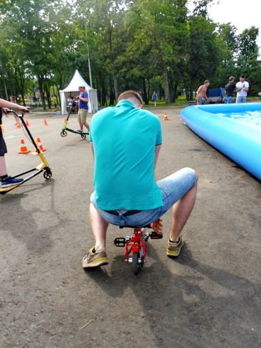 Серьезный дядечка на серьезном велосипеде