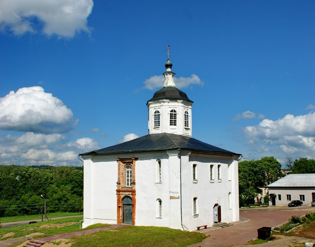 Церковь богослова. Смоленск. Церковь Иоанна Богослова. 12 В.. Церковь Иоанна Богослова на Варяжках. Церковь Святого апостола Иоанна Богослова в Смоленске.