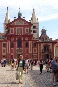 В Праге. Католическая базилика св. Георгия в Праге, где находятся мощи св. Людмилы, стала музеем..jpg 