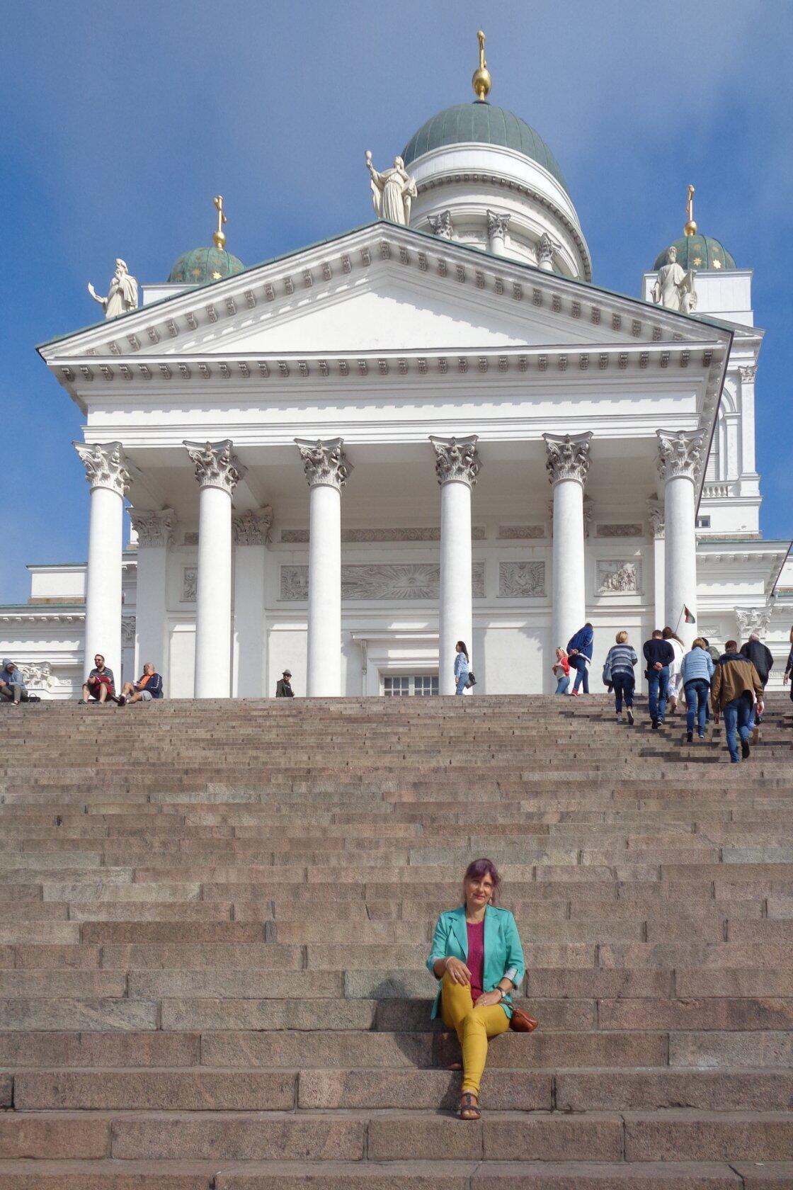 На ступенях собора Святого Николая. Хельсинки.jpg   
