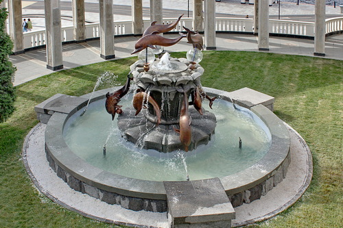 фонтан с дельфинами