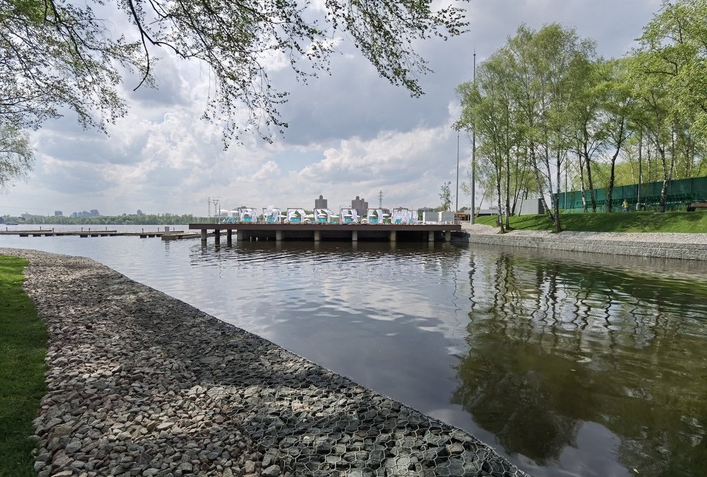 Камера телеока вид на реку. Лодочные станции на островах. Миракл на реке.