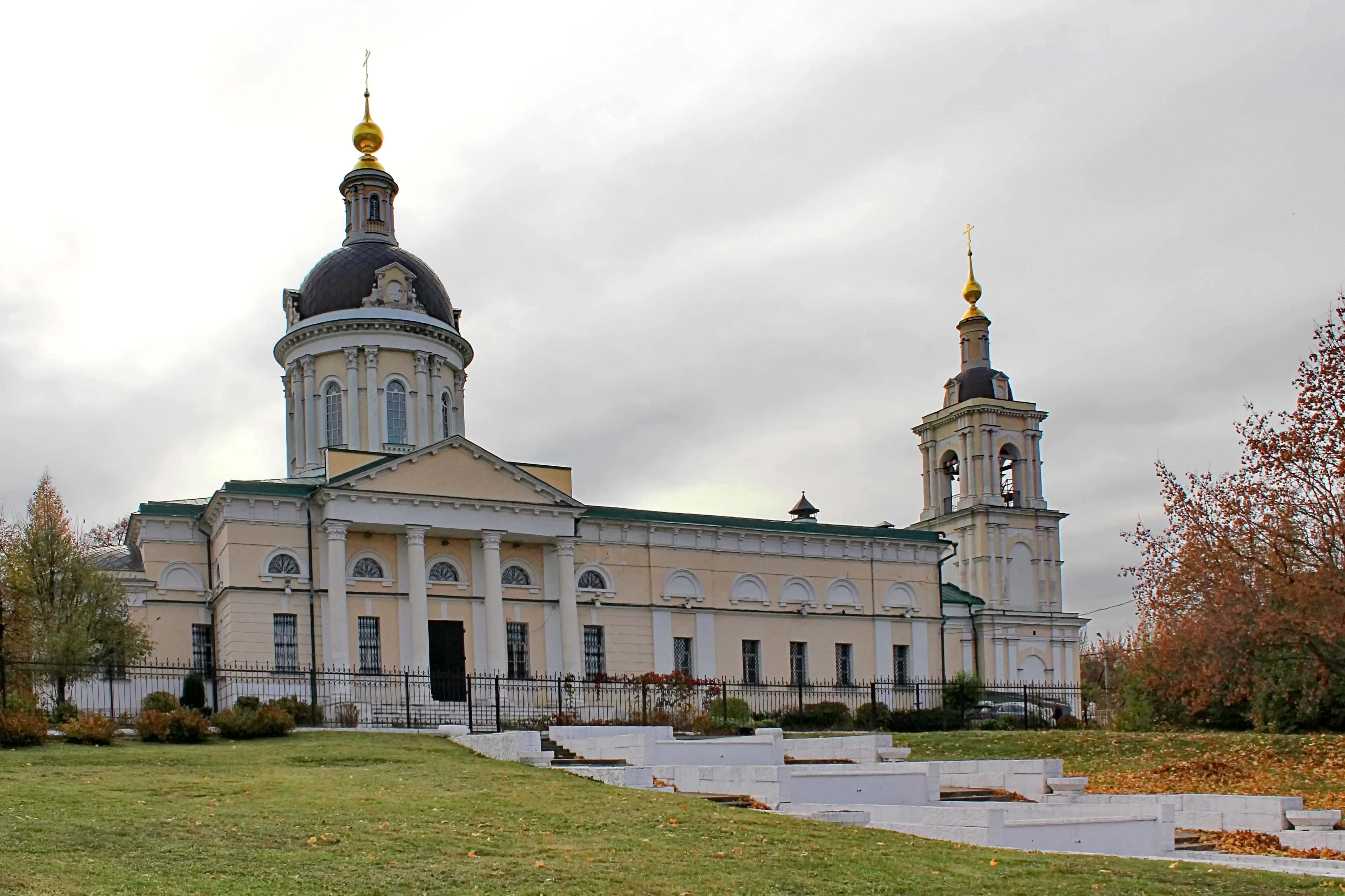 Церковь михаила архангела русское. Церковь Михаила Архангела Коломна. Церковь Михаила Архангела Тюмень. Церковь Архангела Михаила Боровск. Церковь Михаила Архангела в Чите.