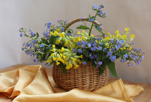 корзина с букетом майских цветов