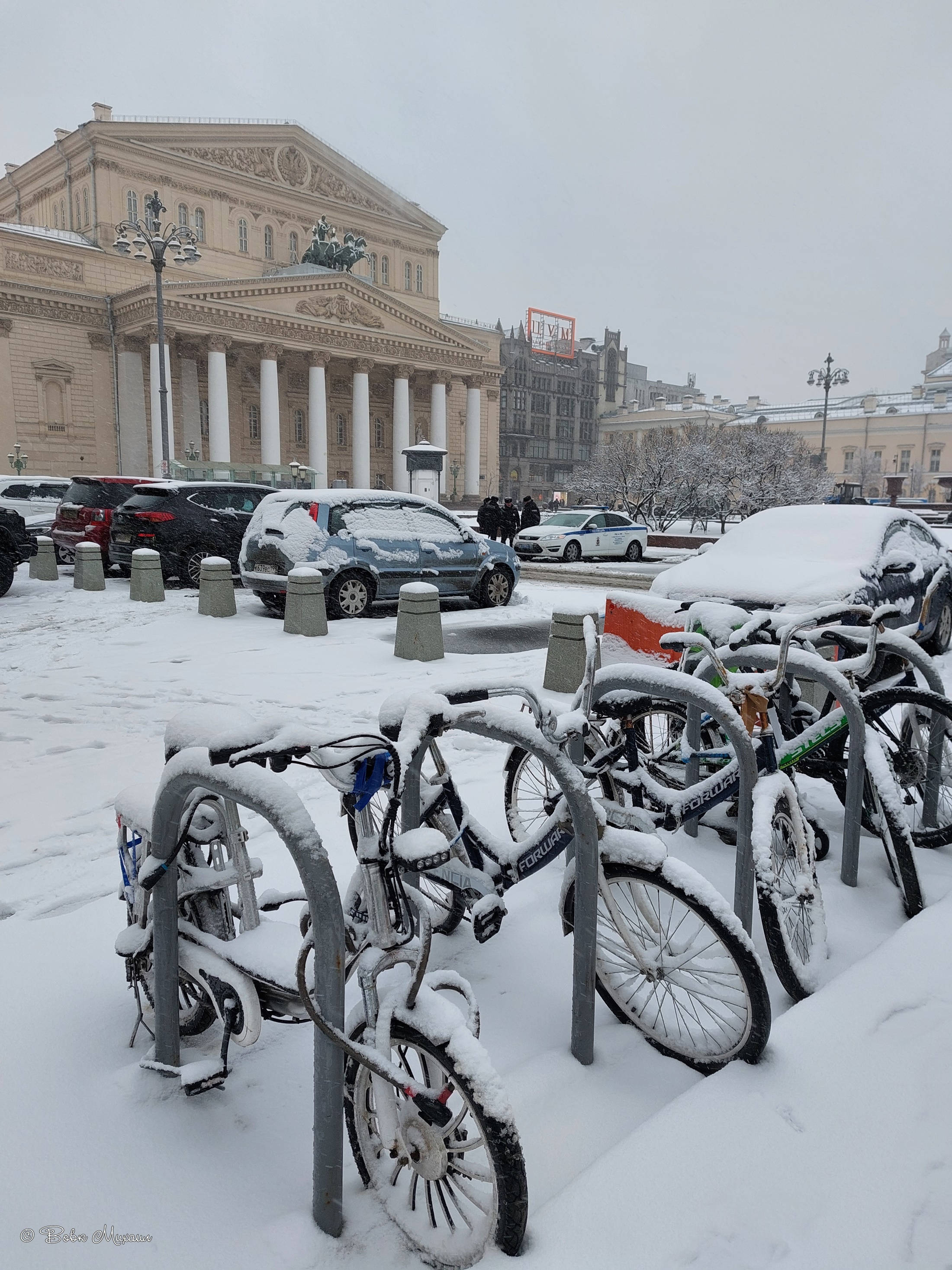 снег в москве весной