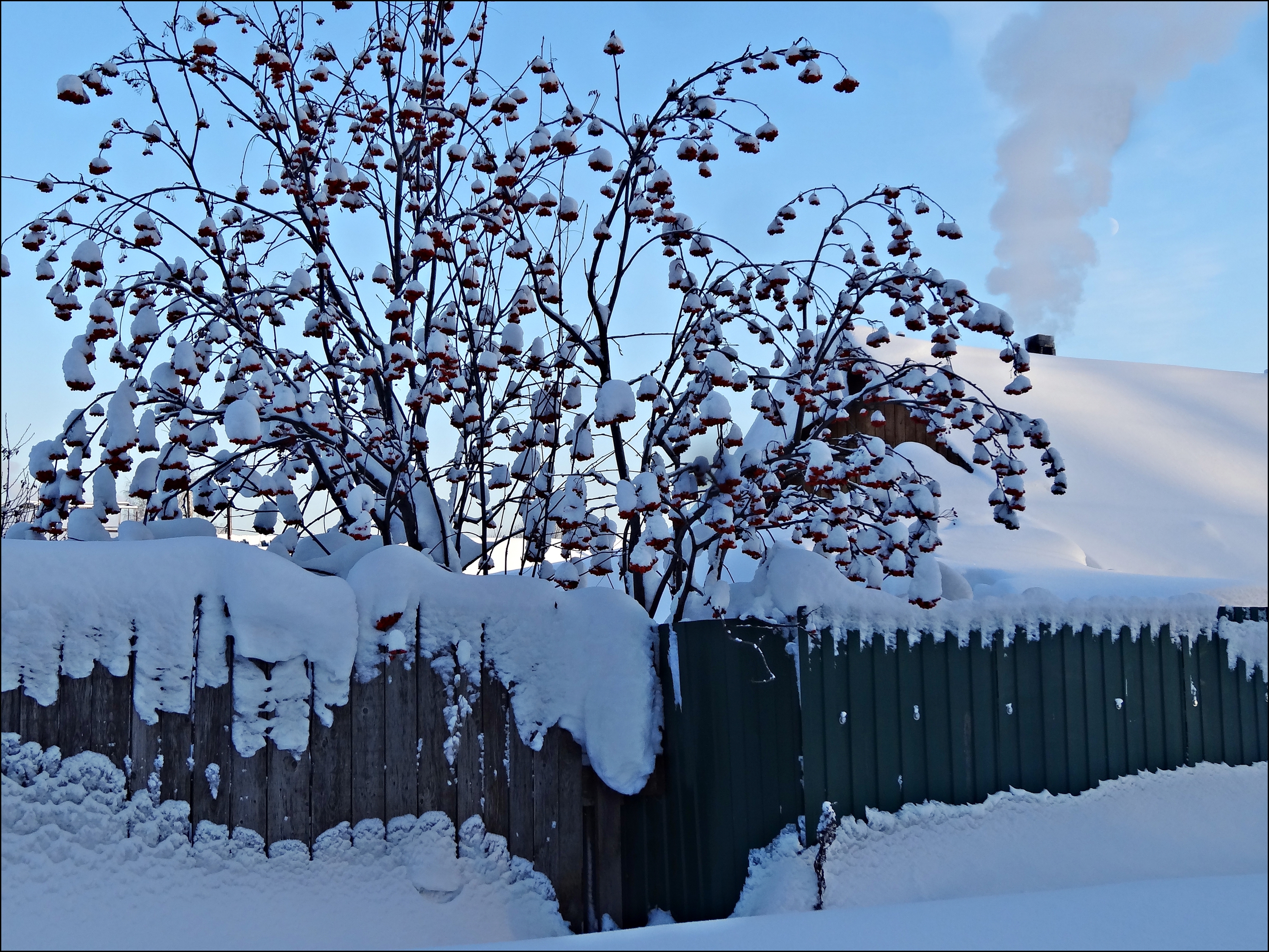 Зимний деревенский дом с забором