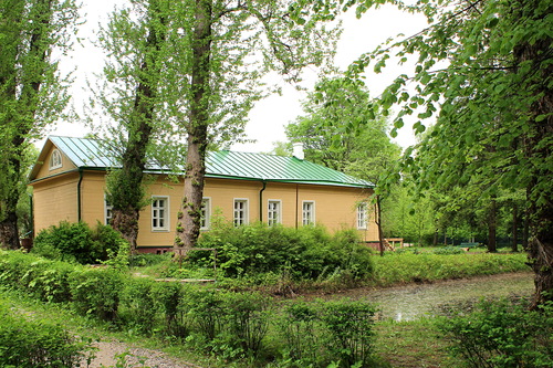главный дом и пруд в Мелихово