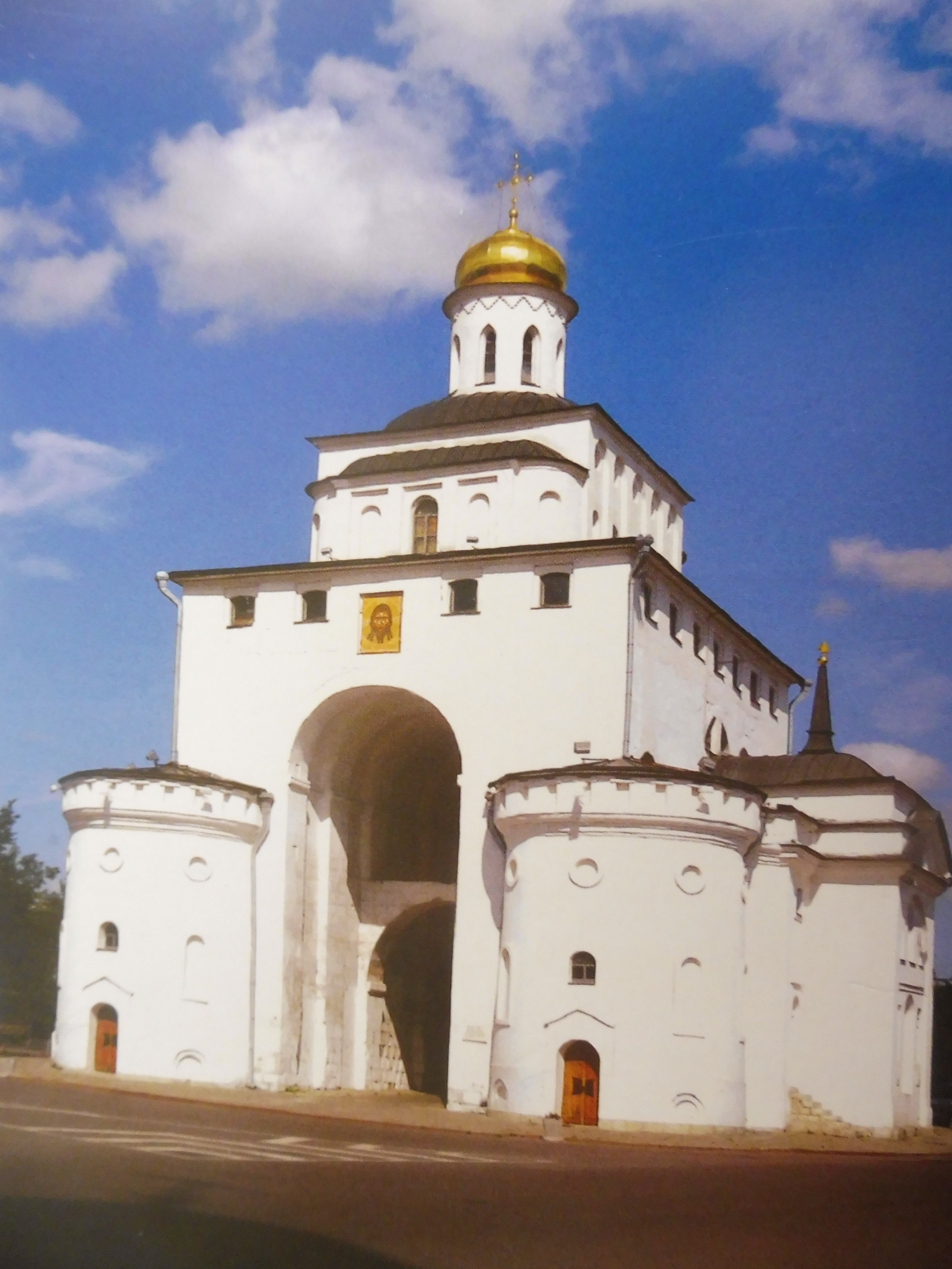 Белокаменные ворота во Владимире