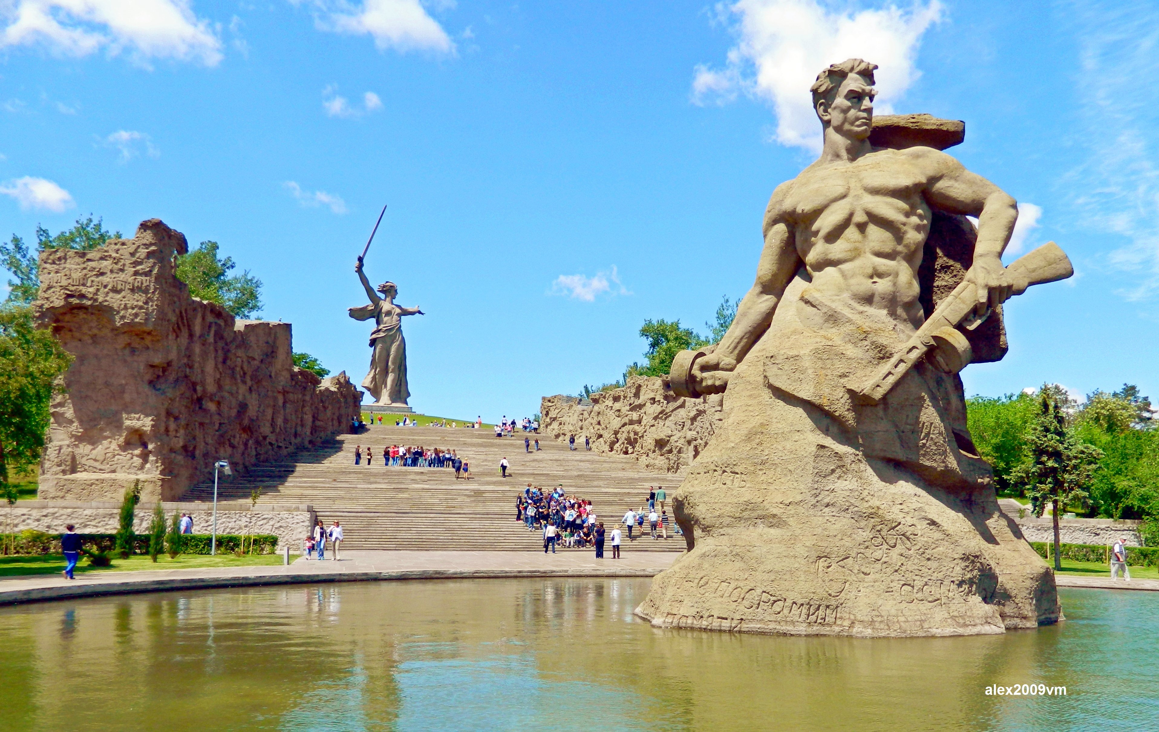 Возле волгограда. Волгоград Родина мать Мамаев Курган Сталинградская битва. Мемориал в Волгограде на Мамаевом Кургане. Тур в Волгоград из Москвы. Поездка в Волгоград.