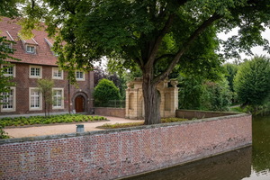 У входа в парк...