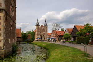 Территория замка...