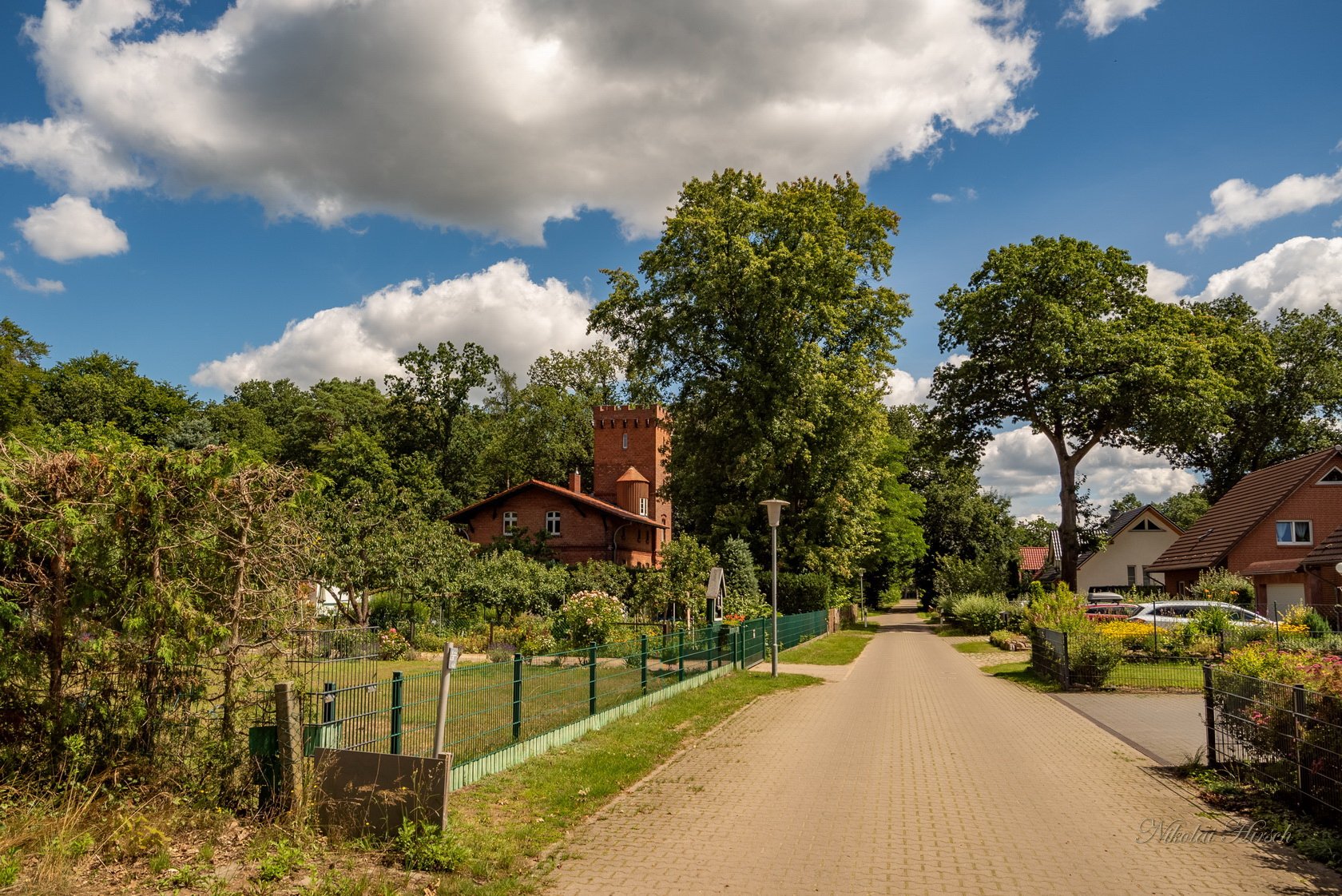 В черте города. Дома гирша. Улица Пейзажная дом 18.