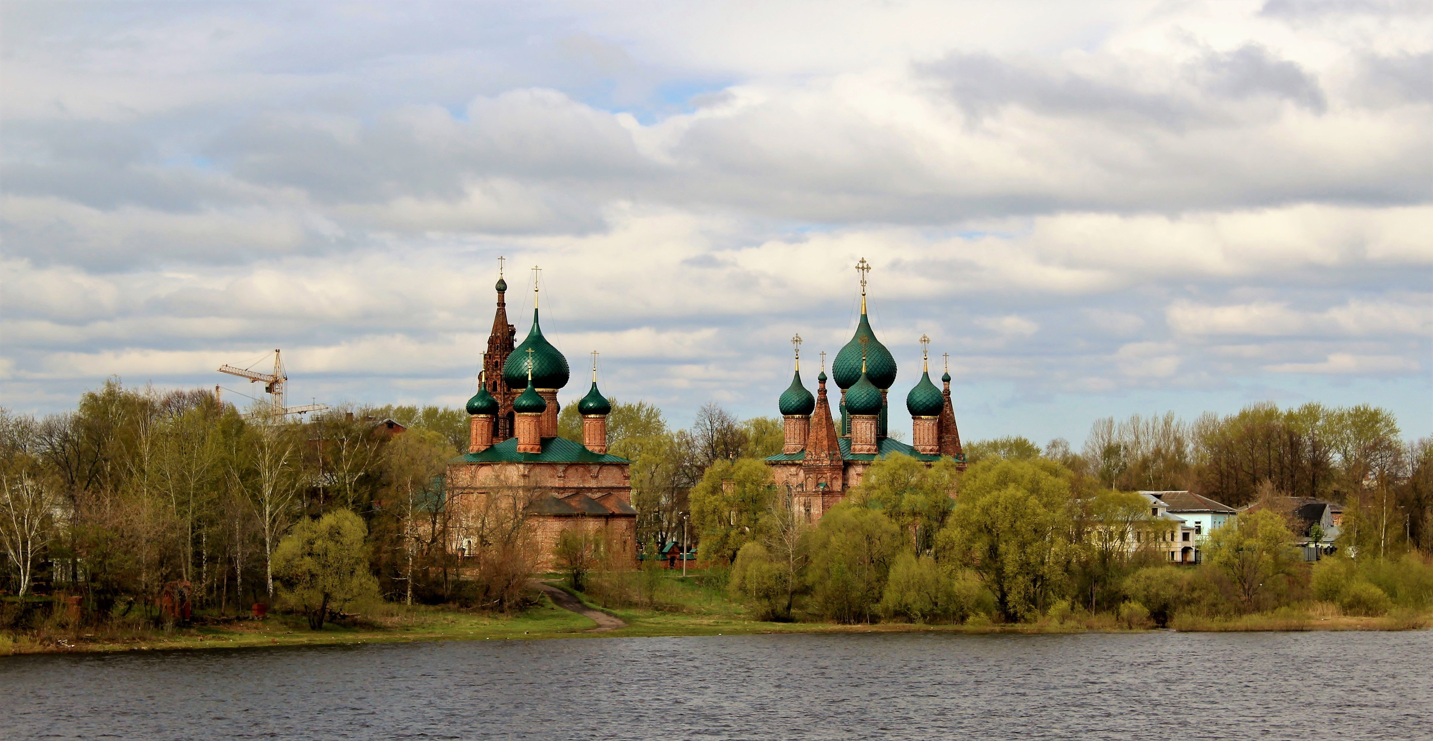 Берегу реки ярославль. Храмы Ярославля у Волги. Ансамбль в коровниках Ярославль. Коровники Ярославль пляж. Берег Ярославль.