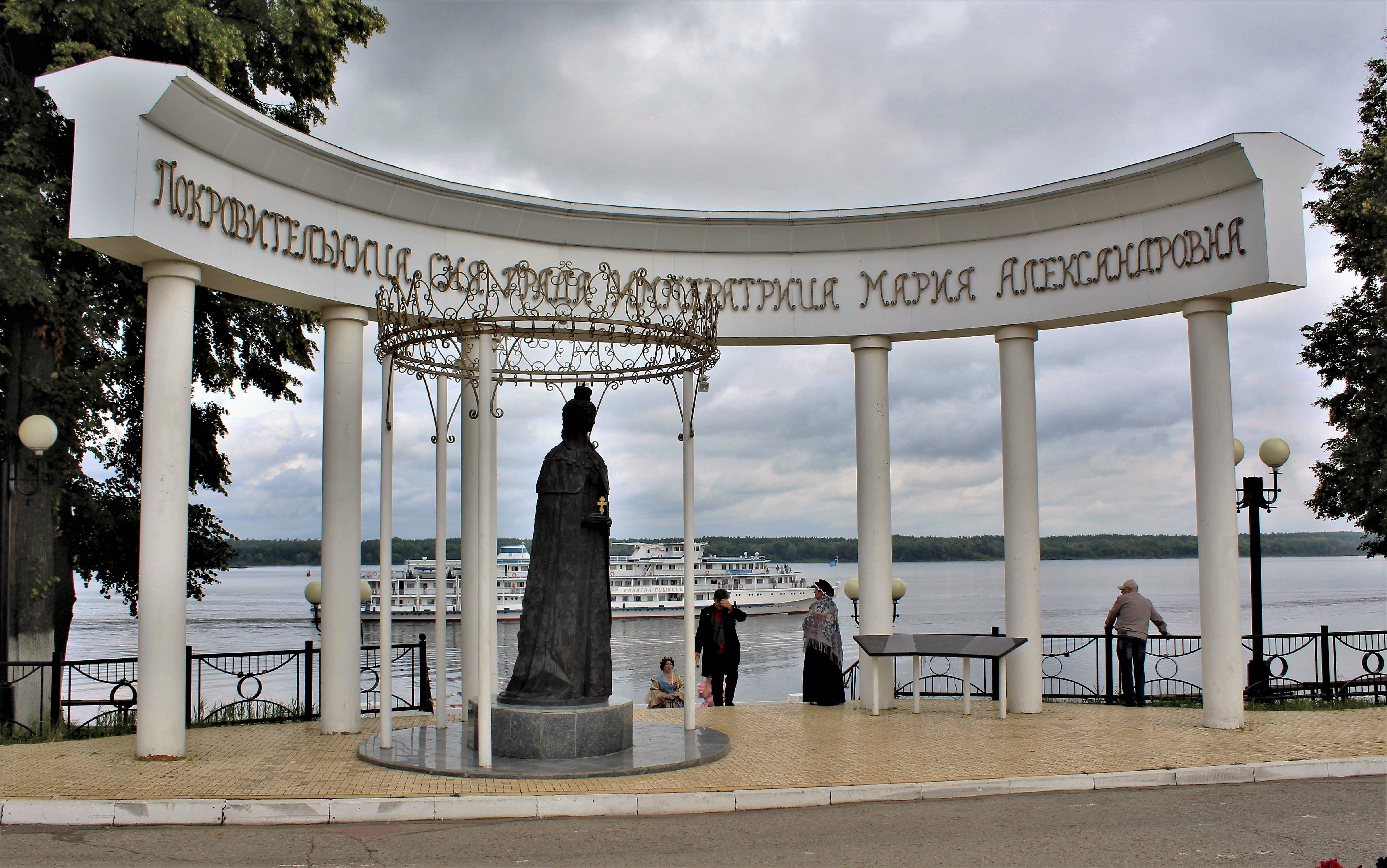 Мариинский Посад памятник императрице Марии