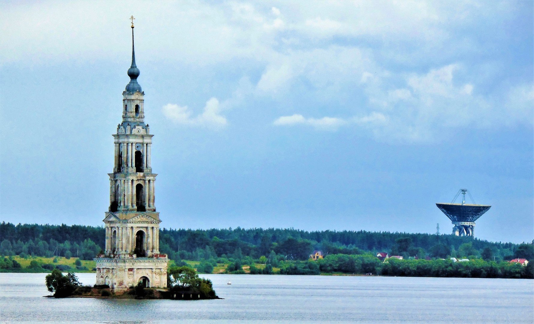 Затопленная колокольня Никольского собора, город Калязин