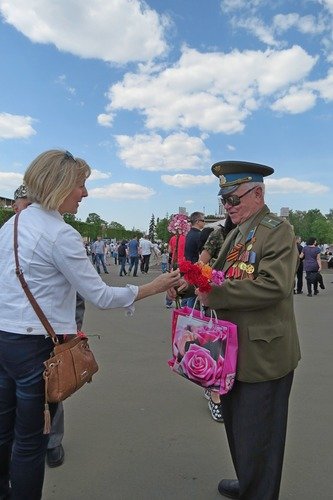 Вручение цветов ветерану в День Победы