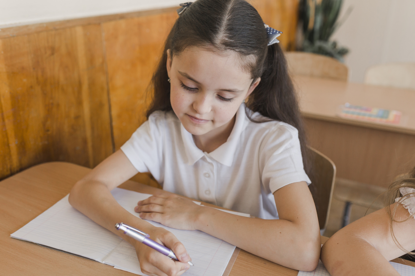 Младший учился также. Девочка делает уроки. Девушка делает уроки. Фото где девочка что то пишет в школе.