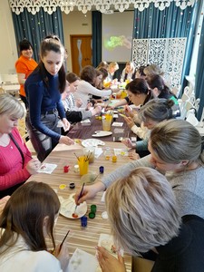 Воспитатели детских садов города участвуют в мастер-классе по росписи гипсовых игрушек