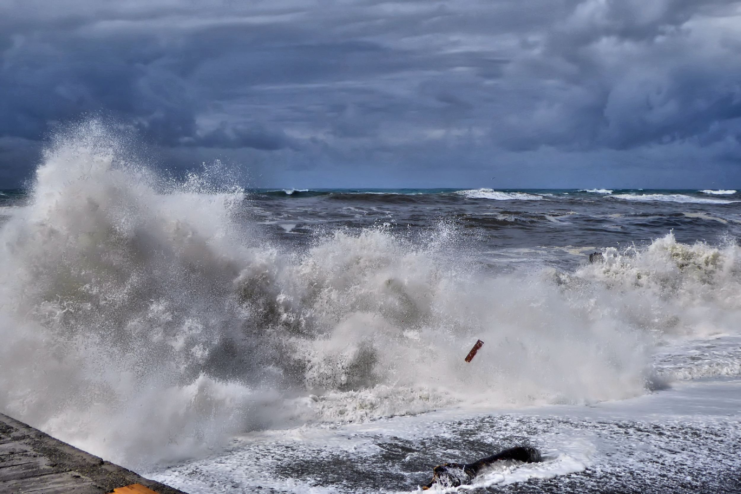 Видео шторма сегодня. Сочи Адлер шторм. Волны шторм Адлер. Красный шторм Сочи. Шторм на черном море в Сочи.