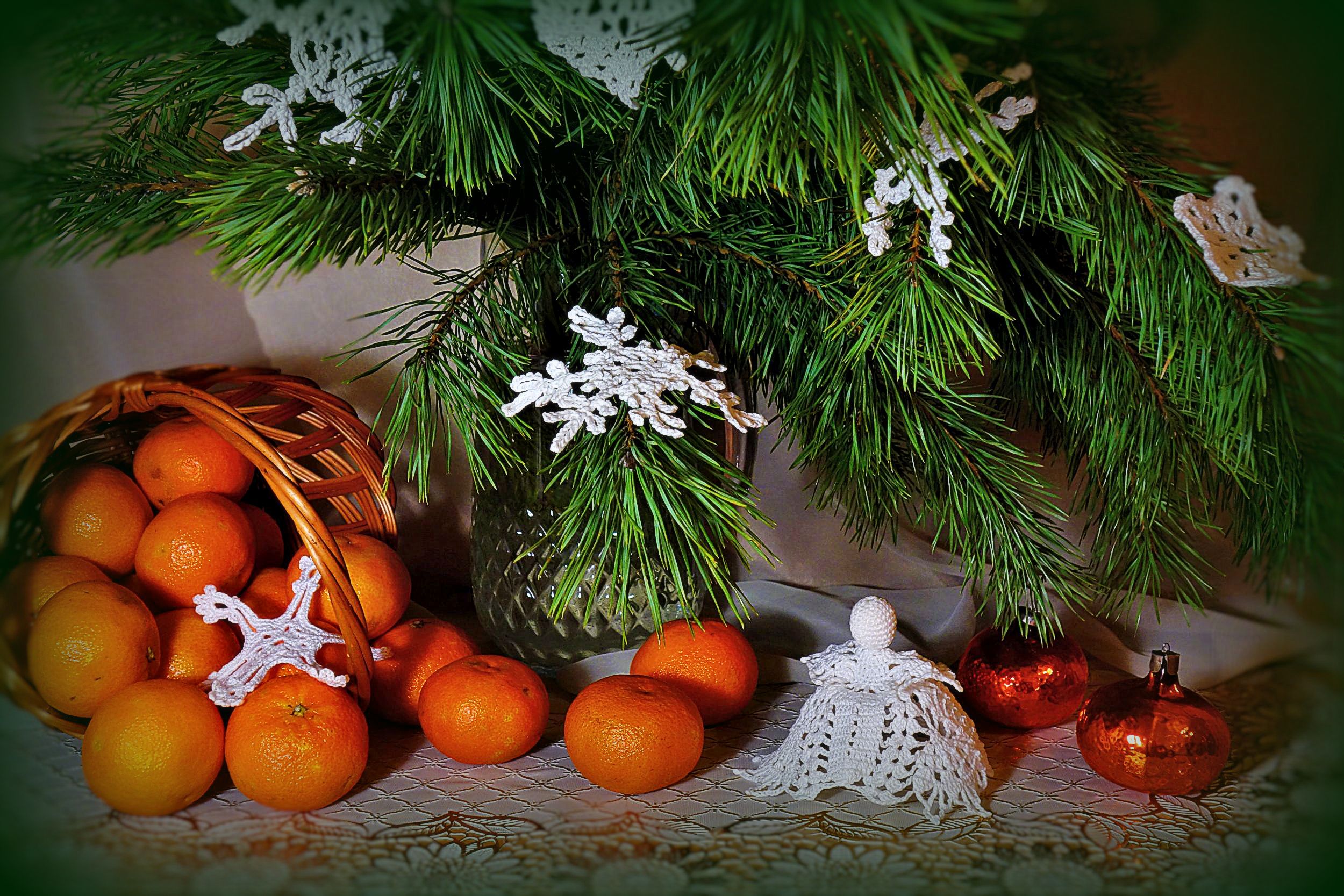 Мандарины на зиму. Новогодний натюрморт. Новогодний мандарин.. Мандарины новый год. Новогодняя елка с мандаринами.