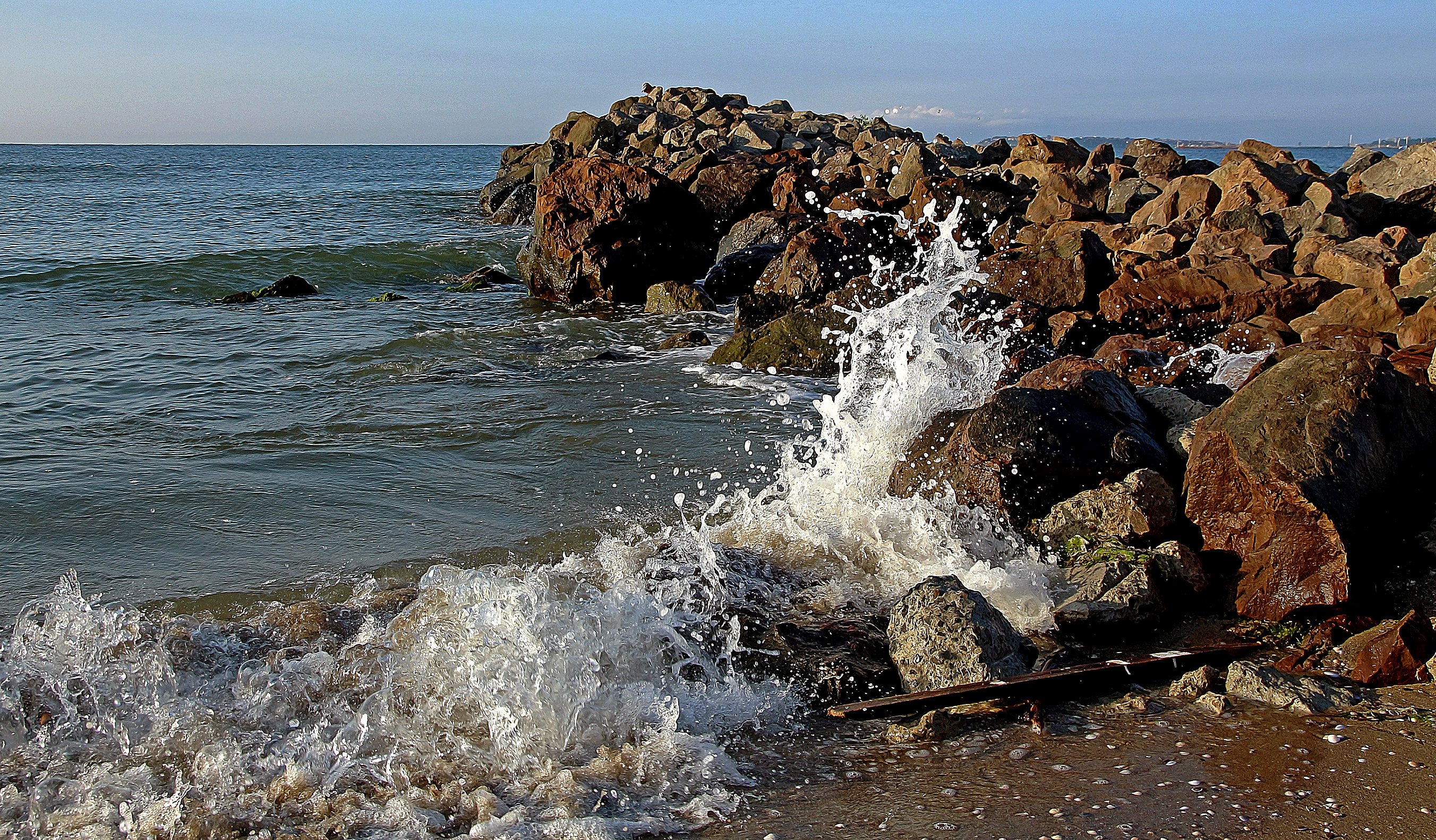 Ваше море комсомольск. Волнения моря Прибрежное. Волнение на море фото. Маня на море.