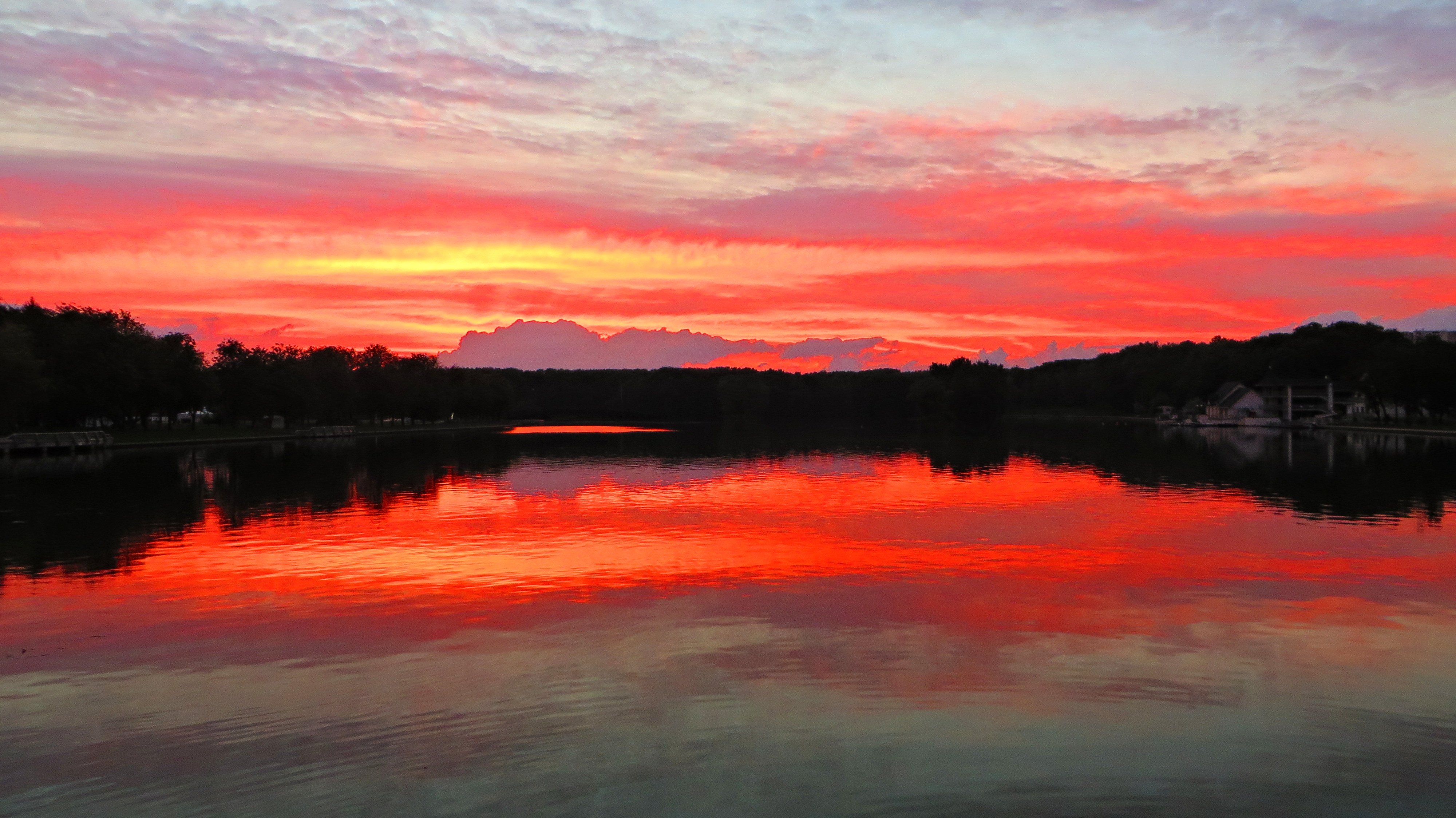 Озеро на фоне багрового заката