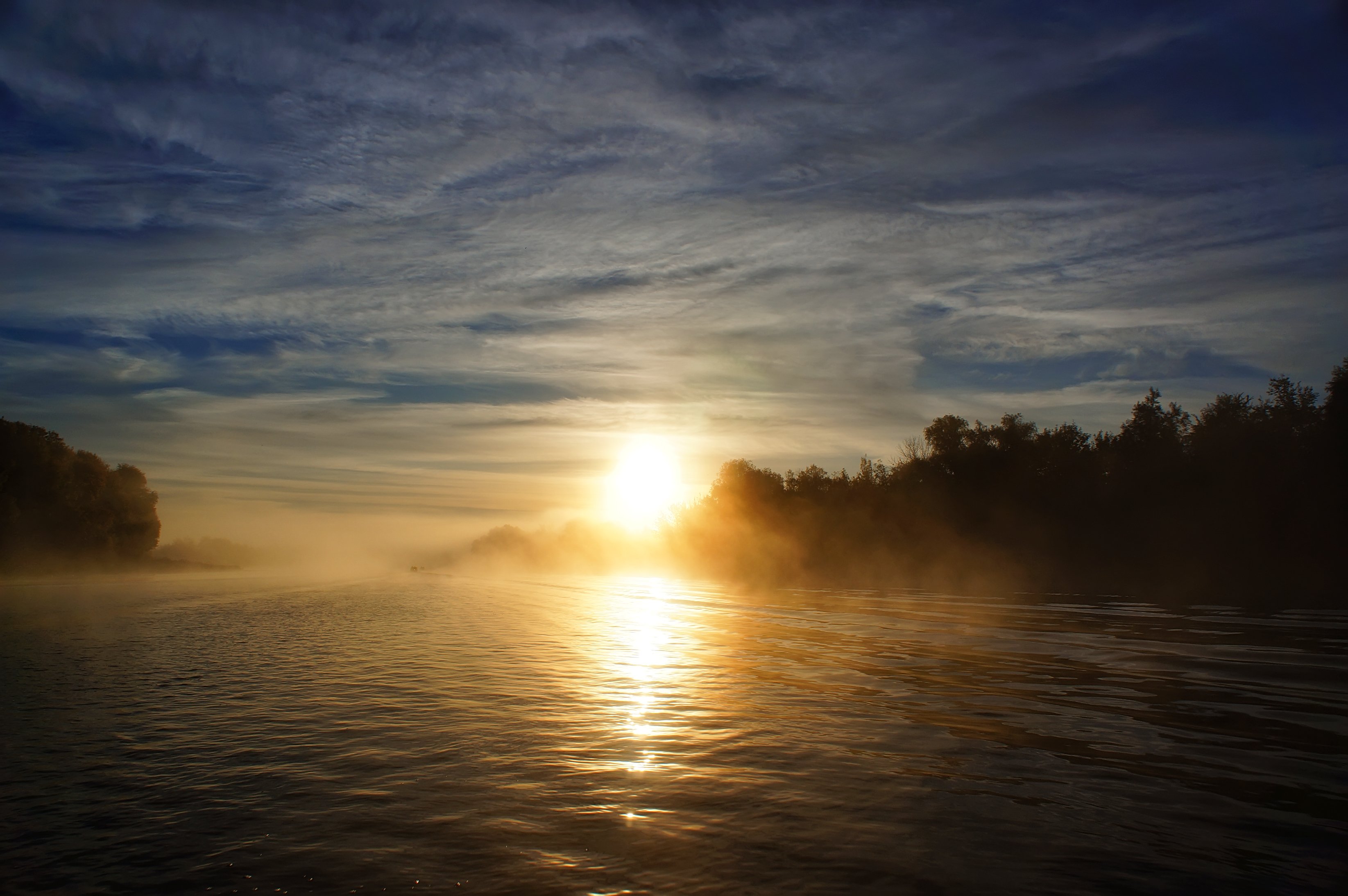 Восход на реке с туманом