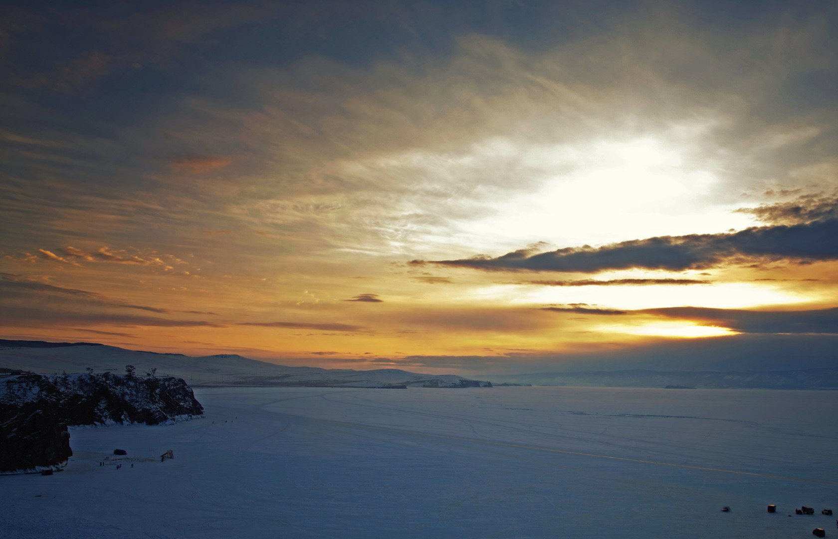 Байкал далеко. Климат озера байкал. Климат озера байкал. Голоустное байкал. Путешествие по озеру байкал.