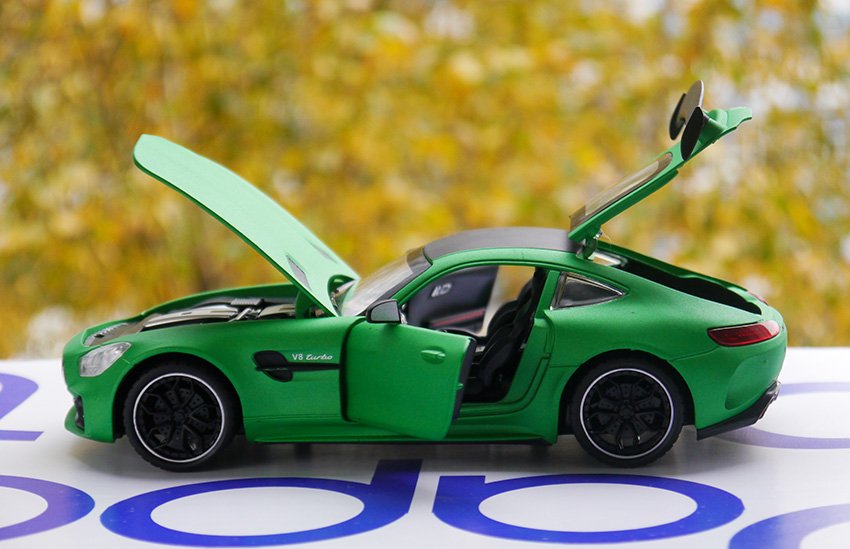 Машинка двери капот багажник. Зеленый игрушечный Мерседес. Зеленый Мерседес игрушка машинка маленькая. Машинки с открывающимися дверями. Мерседес зеленый игрушка.