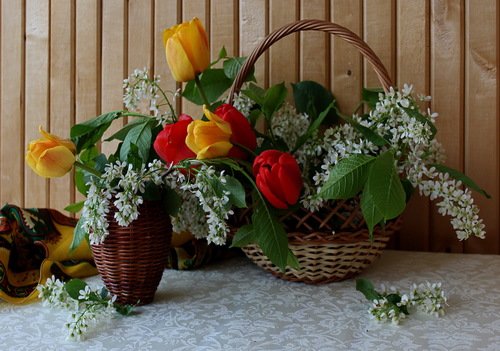 композиция с черемухой и тюльпанами