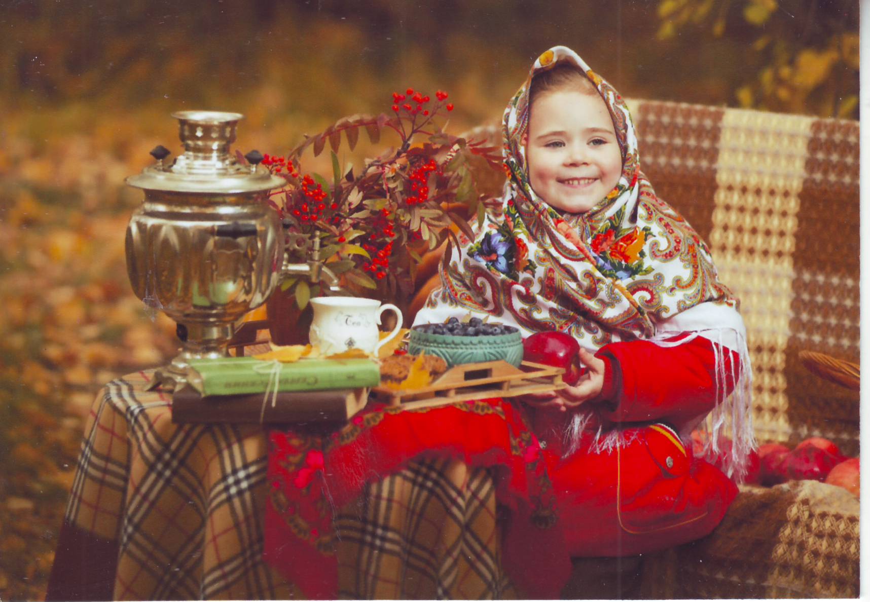 Салкын. Фотосессия с самоваром. Осенняя фотосессия с самоваром. Доброе утро с самоваром. Осенняя фотосессия на природе с самоваром.