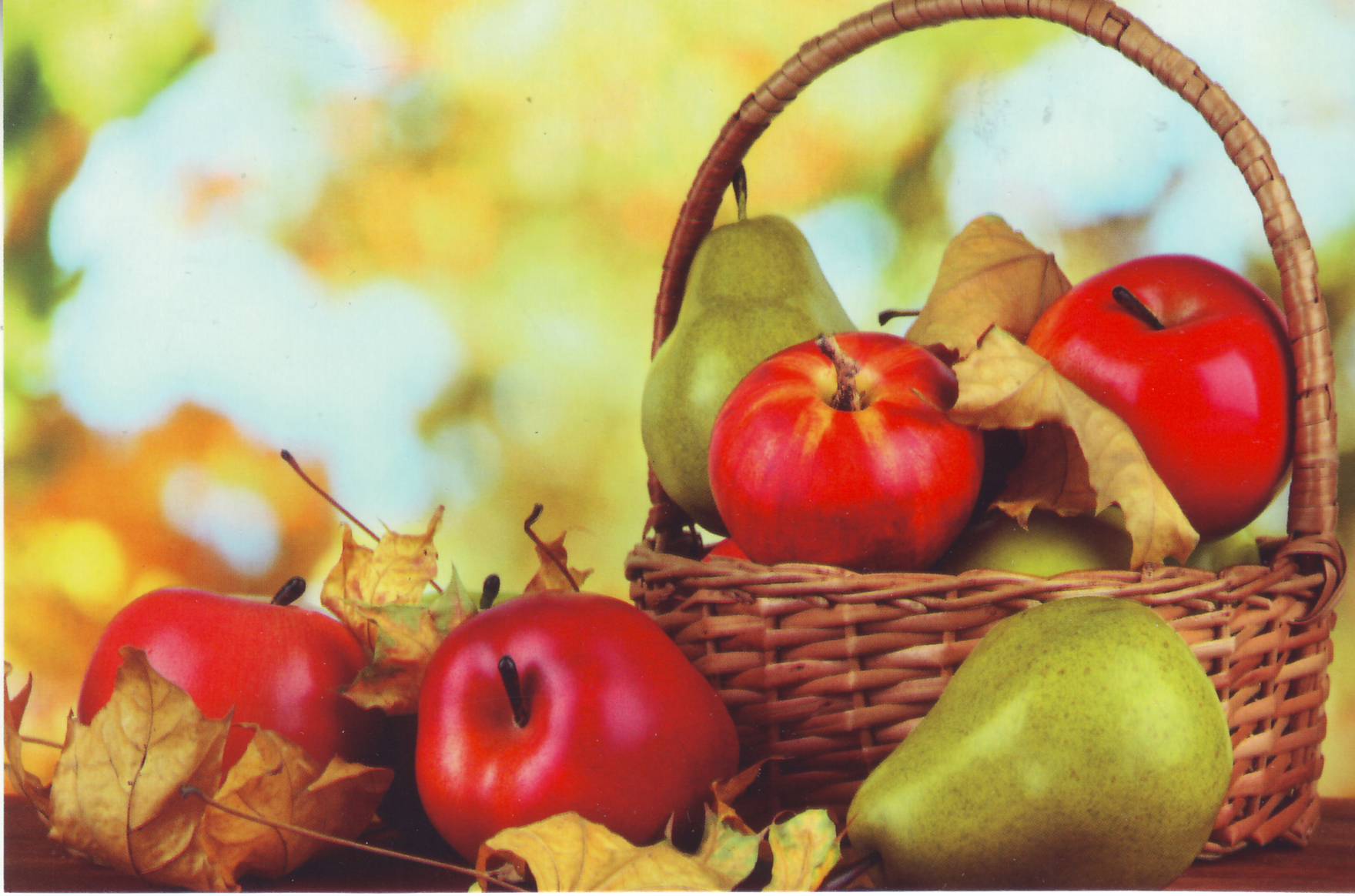 Яблоки и груши в корзине осень