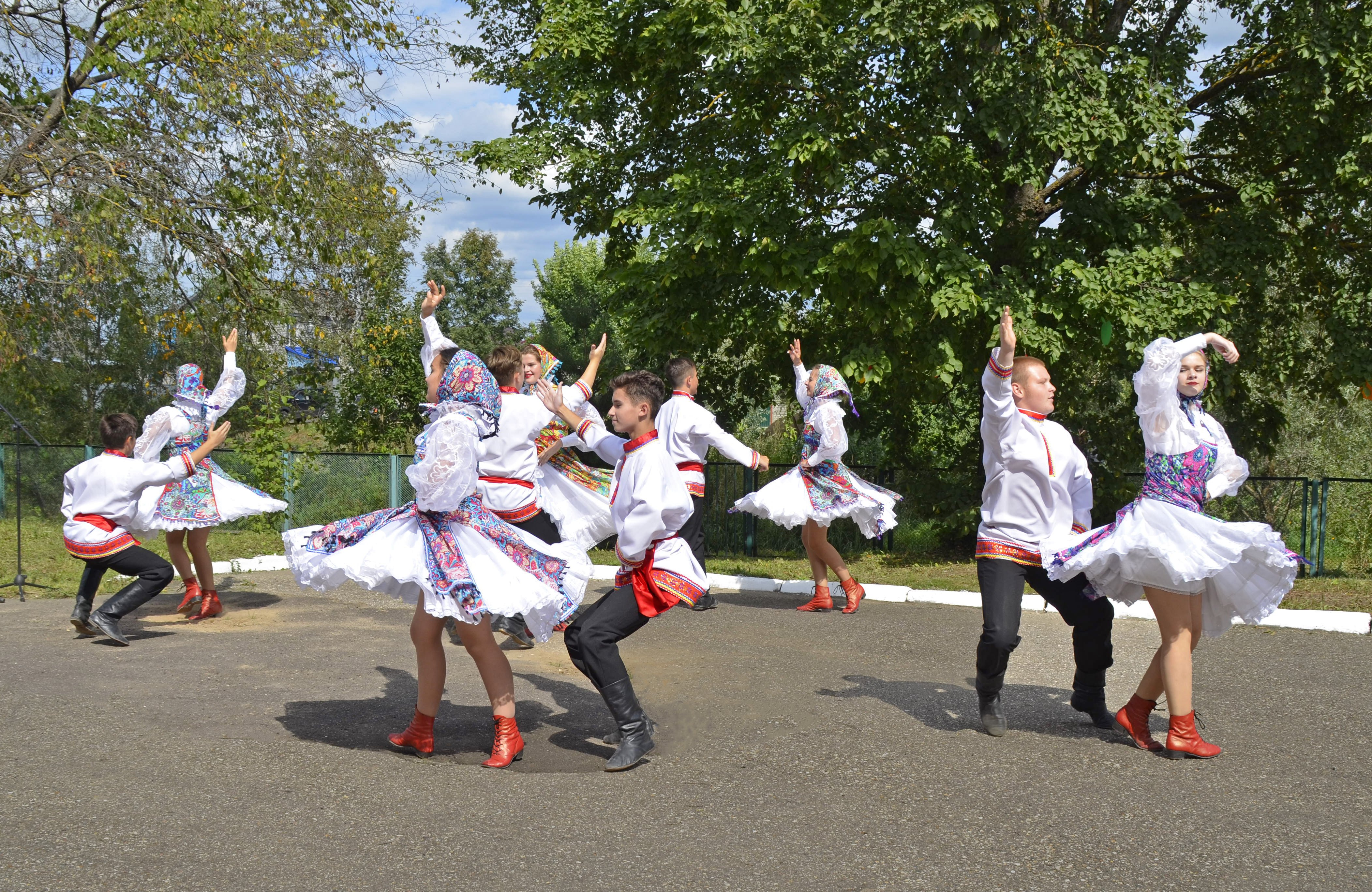Русский танец на природе