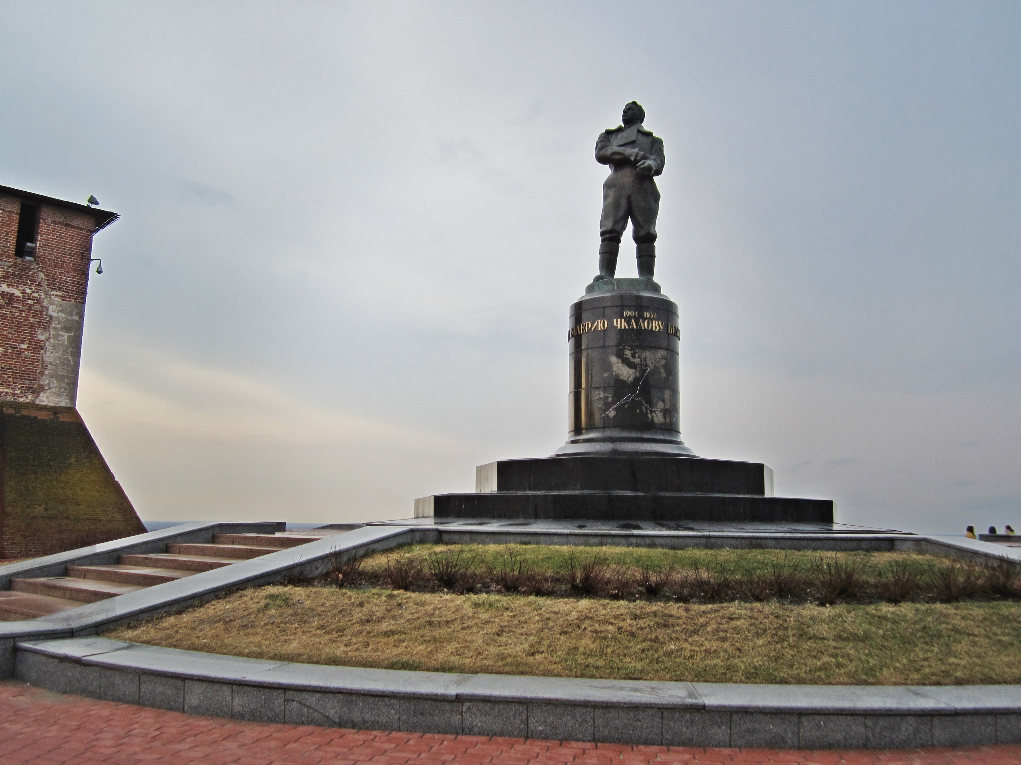 Чкалов памятник в Нижнем Новгороде