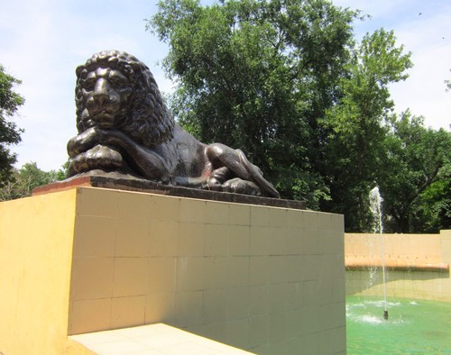 Скульптура льва.
